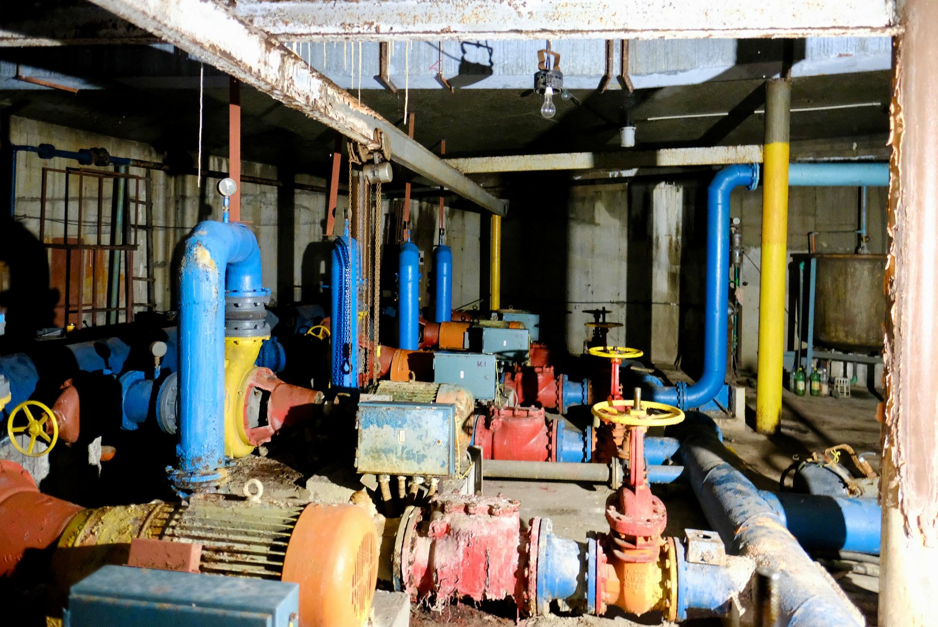 Foto: Marek Velček - Pôvodný stav podzemnej technickej miestnosti s nefunkčnými čerpadlami