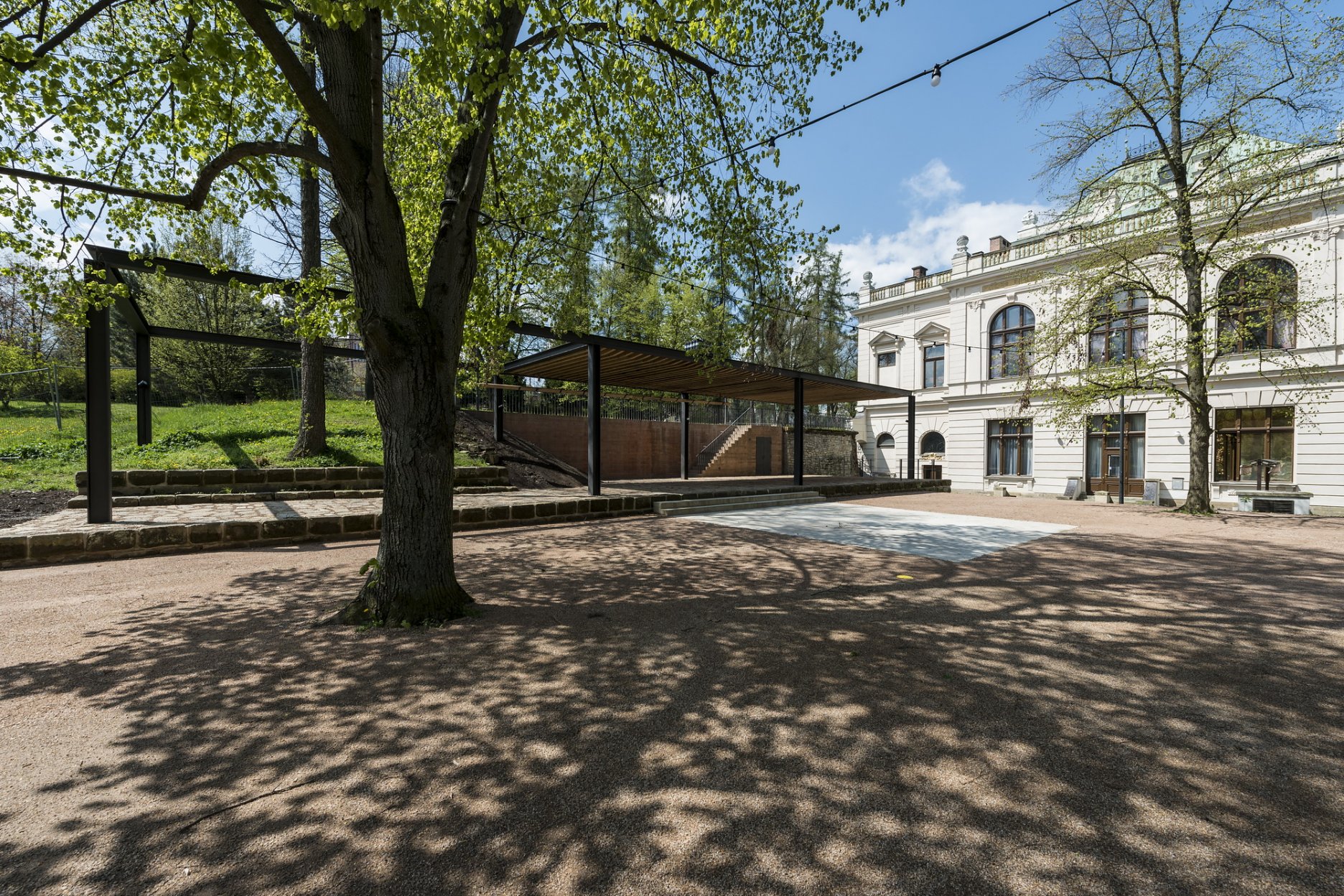 Plocha pri Smetanovom dome, je doplnená o oceľový pavilón so zelenou strechou. Ten slúži ako zázemie pre príležitostné kultúrne akcie a nadväzuje na záhradnú reštauráciu Karlov.