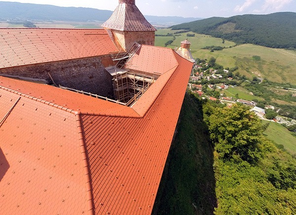 Viedenská škridla, ktorá sa použila pri rekonštrukcii hradu Krásna Hôrka, sa vyznačuje mnohotvárnosťou. Svojou štruktúrou a farebnosťou je určená pre výnimočné strechy.