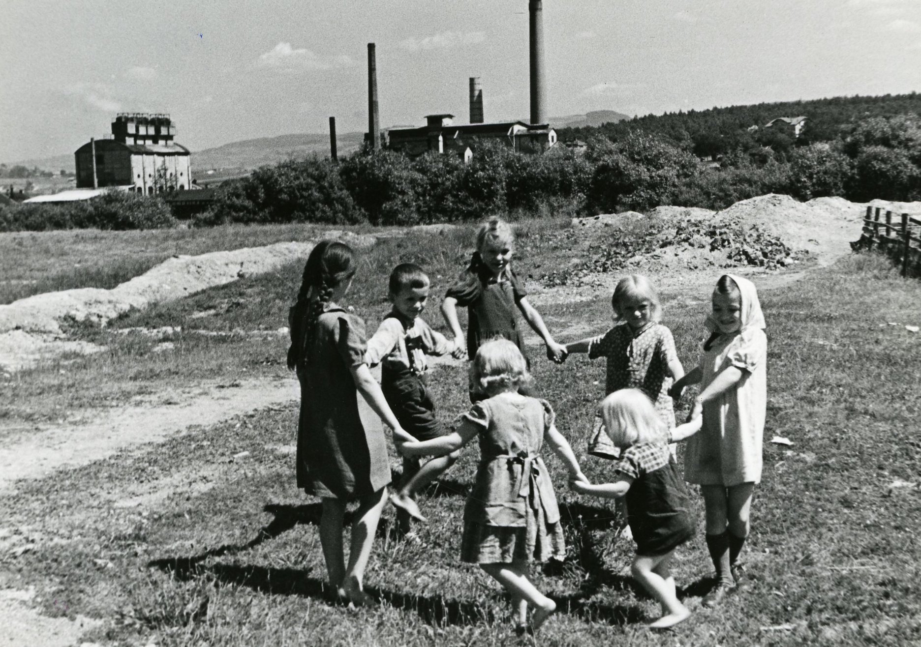 1942 Deti hrajúce sa v okolí bane Gustav v Habartove v čase druhej svetovej vojny. Baňa sa neskôr stala súčasťou lomu Medard. Zdroj: Podnikový archív Sokolovská uhelná