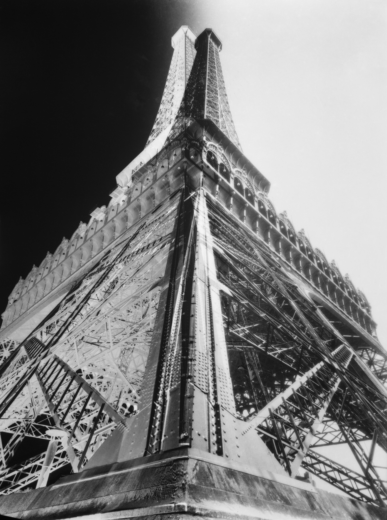 François Kollar: Eiffelova veža. 1931. Fotomontáž, montáž negatívu a pozitívu, 18 x 24 cm. Dar Françoisa Kollara, Médiathèque de l‘architecture et du patrimoine