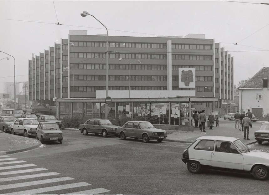 Vladimír Dedeček: Budova Najvyššieho súdu v Bratislave. Pohľad na fasádu. 1991.