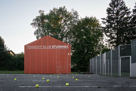 Zázemie tenisových kurtov v športovom areáli ZŠ a MŠ Studenec, ČR