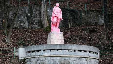 Mo(nu)menty zdieľanej pamäti v Banskej Bystrici